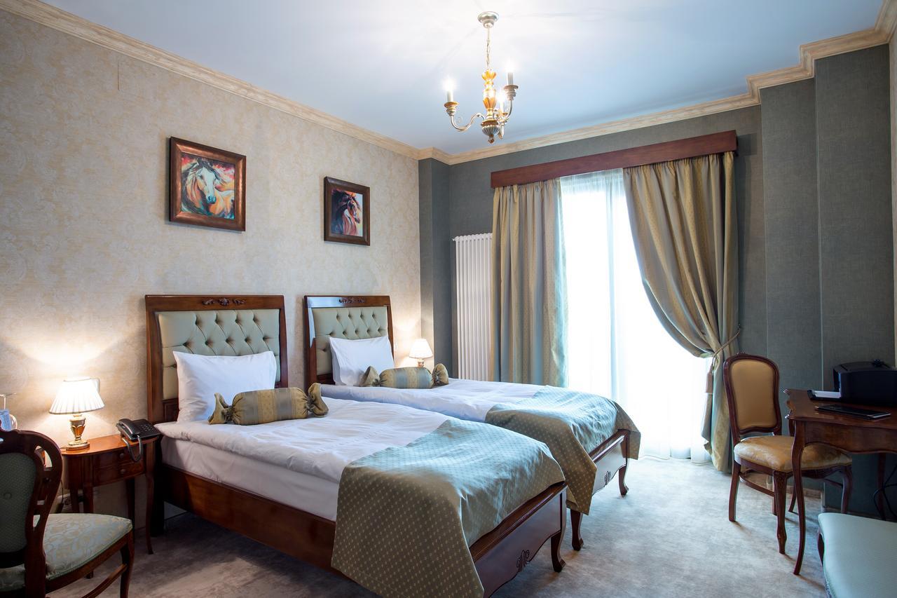 The Arlington Boutique Hotel Крайова Екстер'єр фото