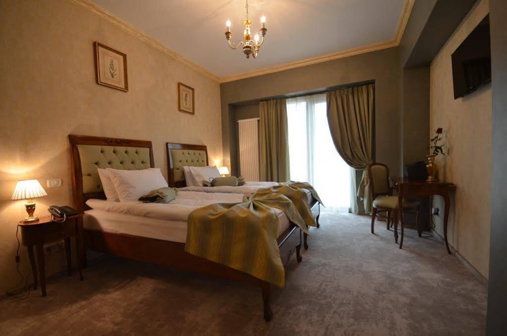 The Arlington Boutique Hotel Крайова Екстер'єр фото